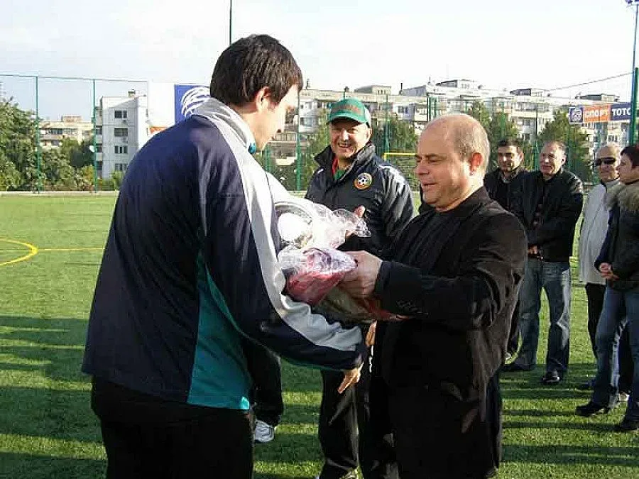Кандидат-кмет дари екипи и топки на футболисти