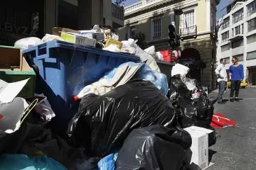 Частни фирми чистят боклука на Атина