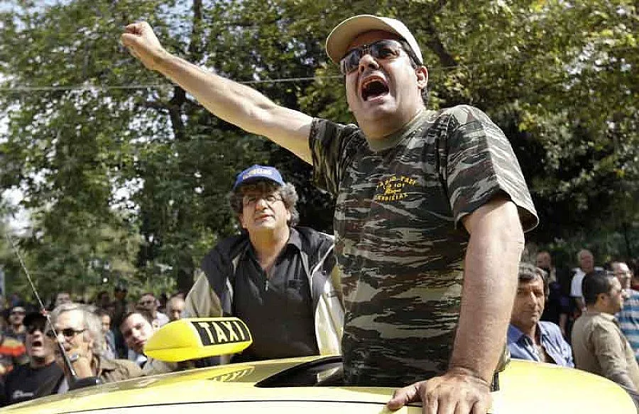 Отчаяни гърци бягат при Меркел