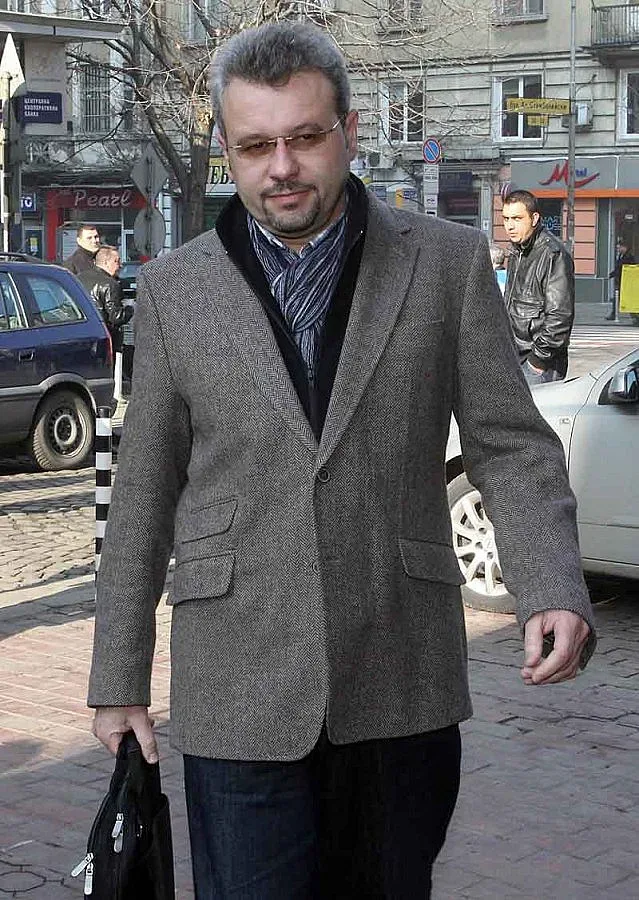 ДПС обидено на "фес", пише на Костов