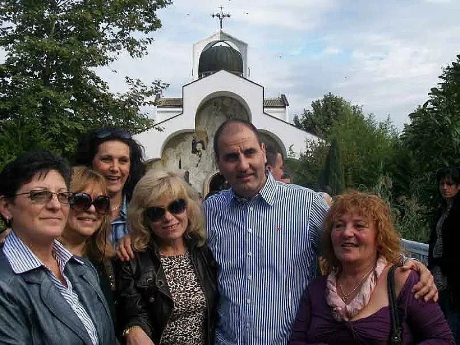 Миряни се снимат с Цветанов на Рупите