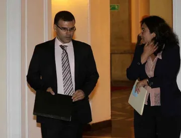 Заплати и пенсии във фризера догодина 