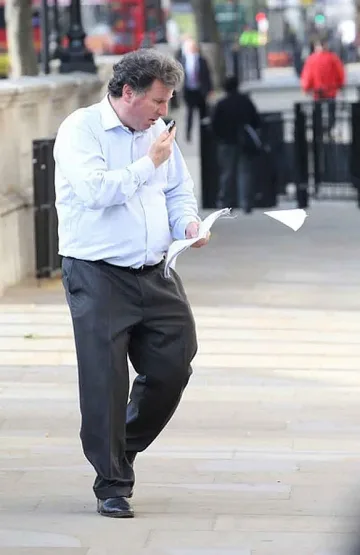 Министър изхвърля в парк документи за тероризма 