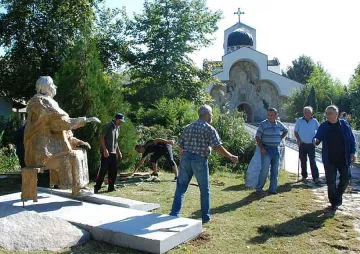 Хиляди миряни почитат Света Петка в църквата на Ванга