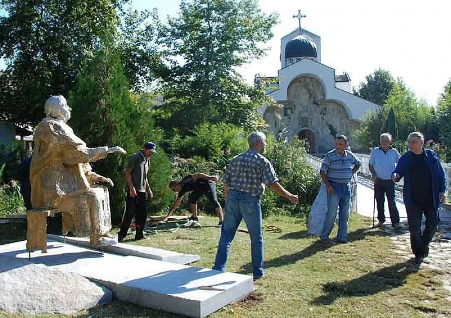 Хиляди миряни почитат Света Петка в църквата на Ванга