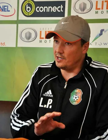 Любо Пенев чака Боби до Коледа