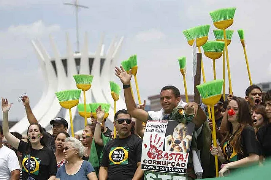 Обсадиха двореца на Дилма в Бразилия