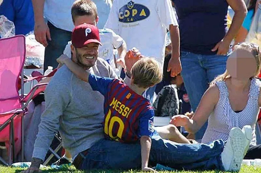 Бекъм-младши с фланелка на Меси