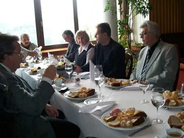 Кандидат-кмет кани на закуска с кроасани и грозде