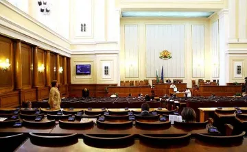 Опозицията скочи за затворения парламент