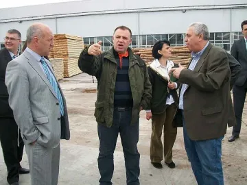 Министър провери камион с дърва