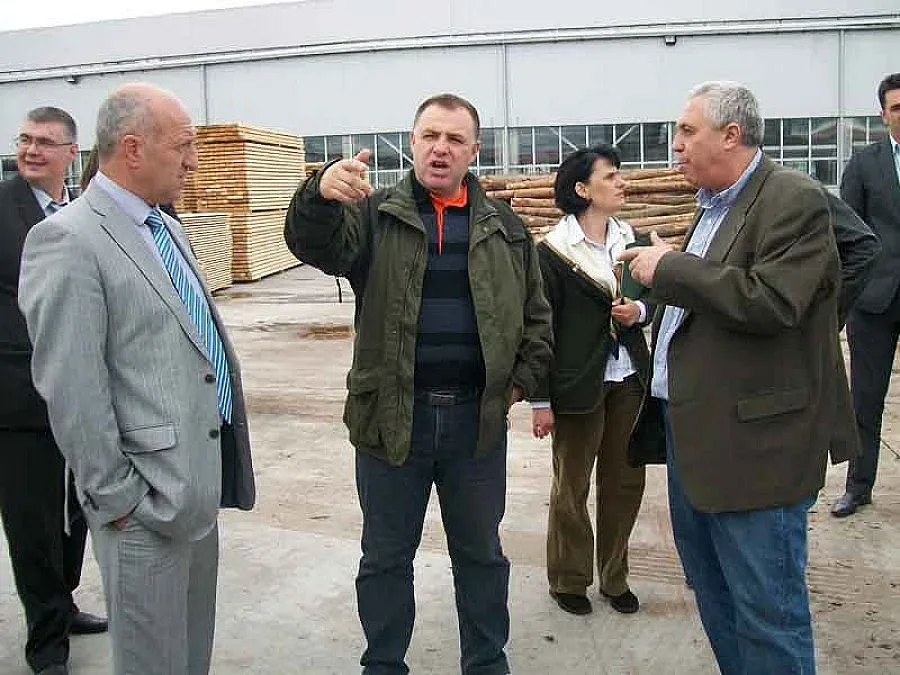 Министър провери камион с дърва