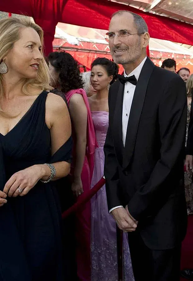 Жената на Джобс го крила преди смъртта