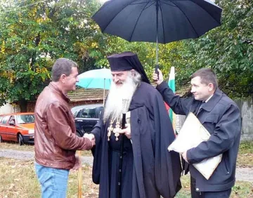 Кандидат-кмет дари пари за църква