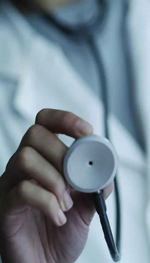 Медици, осъдени за смъртта на дете, запазват практика