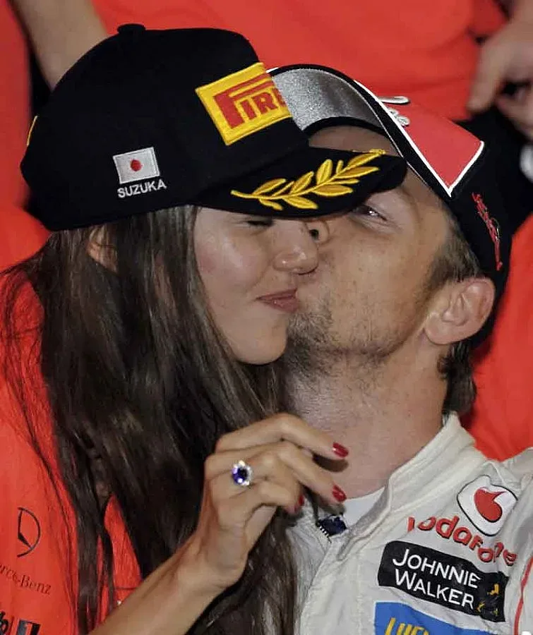 Шампионът във Формула 1 пее Бийтълс