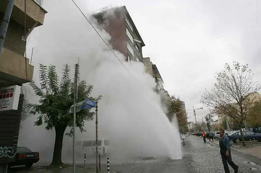 Топлопровод изригна в центъра на София