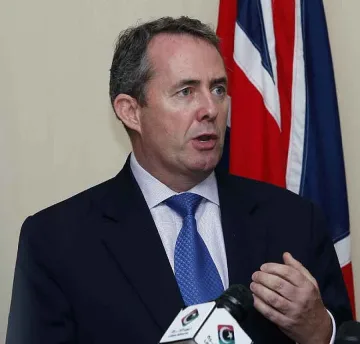 Министър на мушката заради далавери с кума