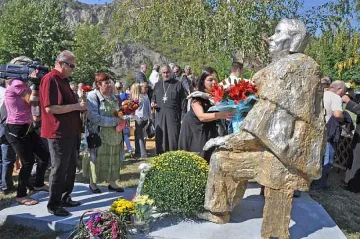 Братушки на опашка за паметника на Ванга