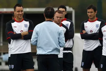 Треньорът на Англия: Пийте, но бийте