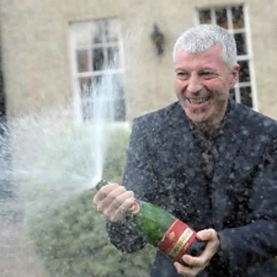 Наш тото милионер празнува с парашутен скок