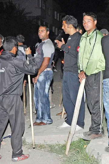 Циганин разби главата на полицай с бутилка 