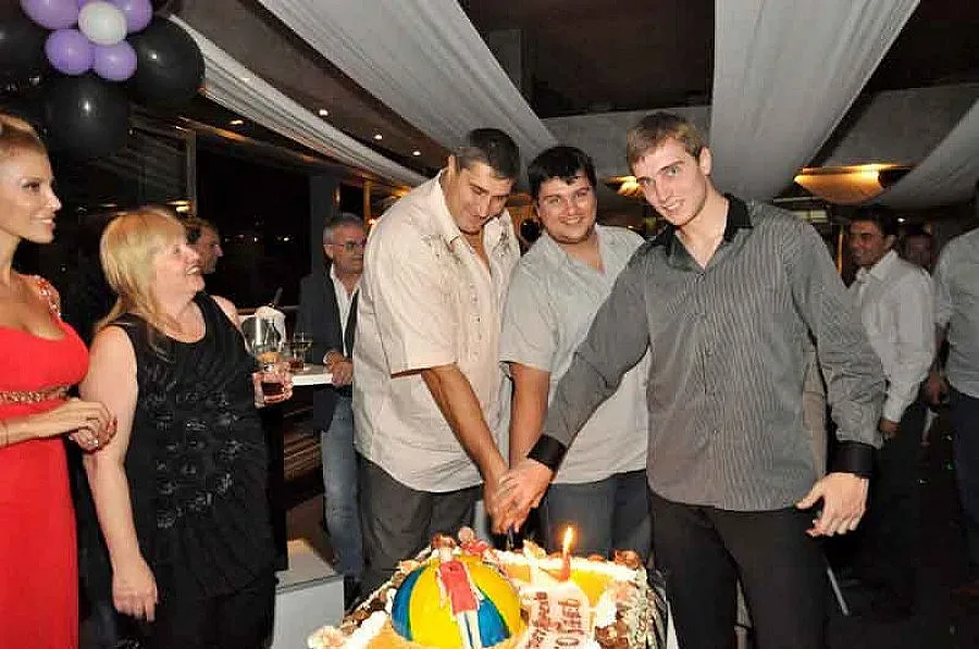 Любо Ганев рожденик с торта-топка, Красьо Черния също на купона