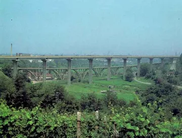 Младеж оцеля след скок от 30 метра