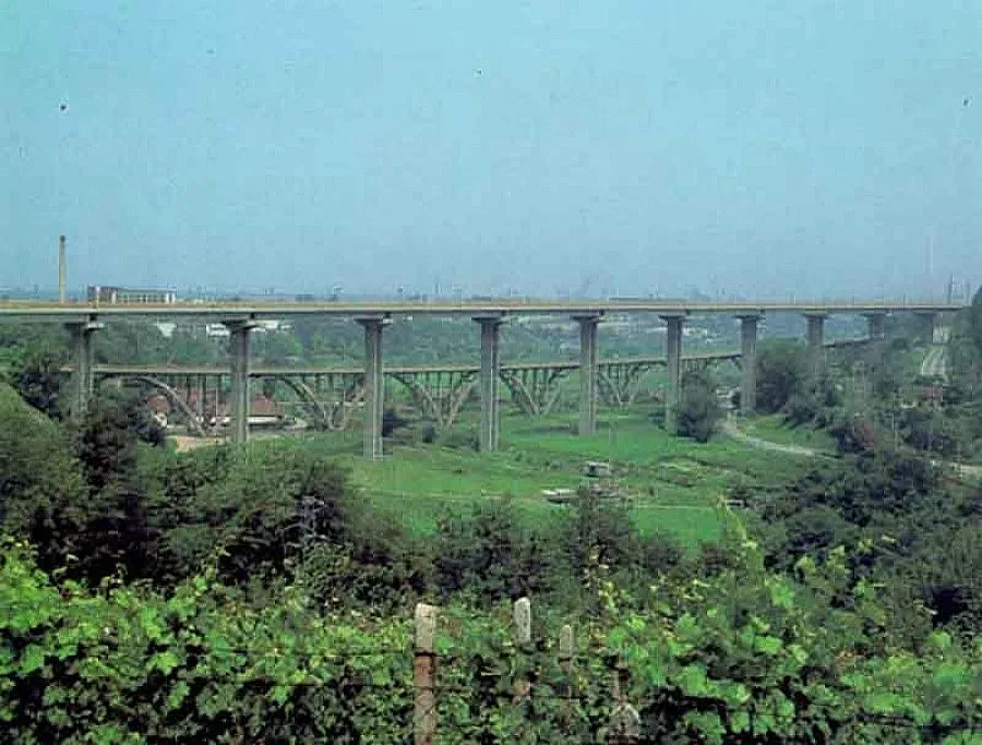 Младеж оцеля след скок от 30 метра