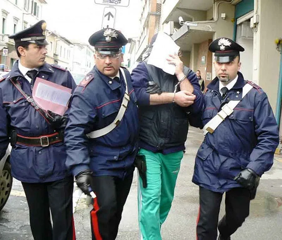 Карабинери спасиха българка от мъжа й