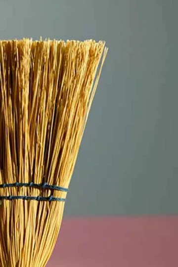 Осъдиха баба за бой с метла