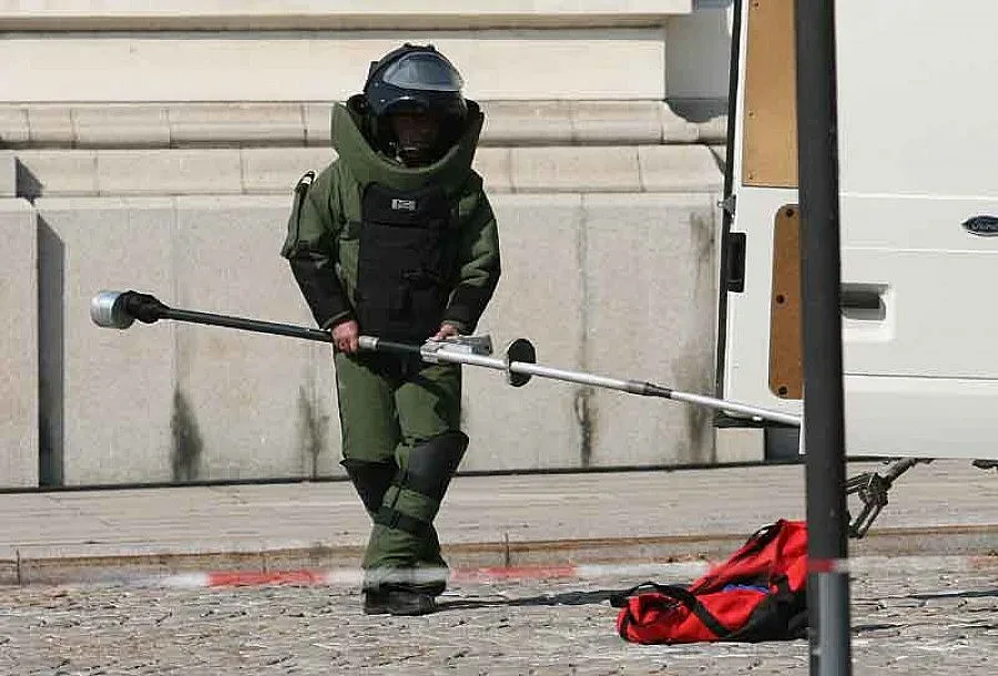 Не откриха взрив в сака пред НС