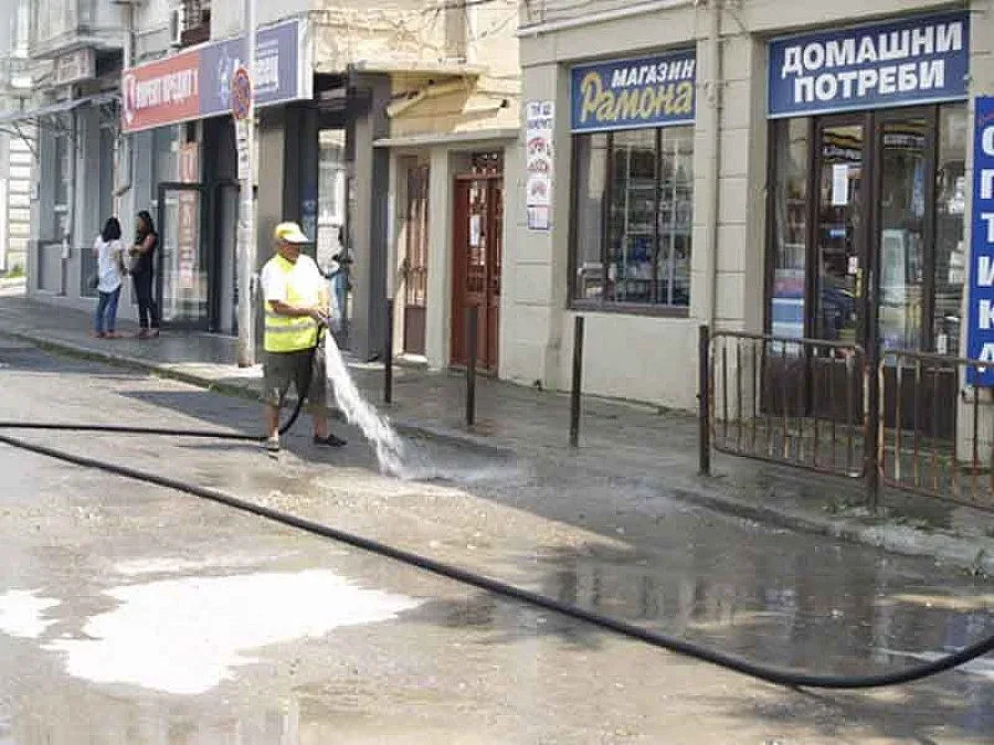 Ремонтират ударно кварталните улици