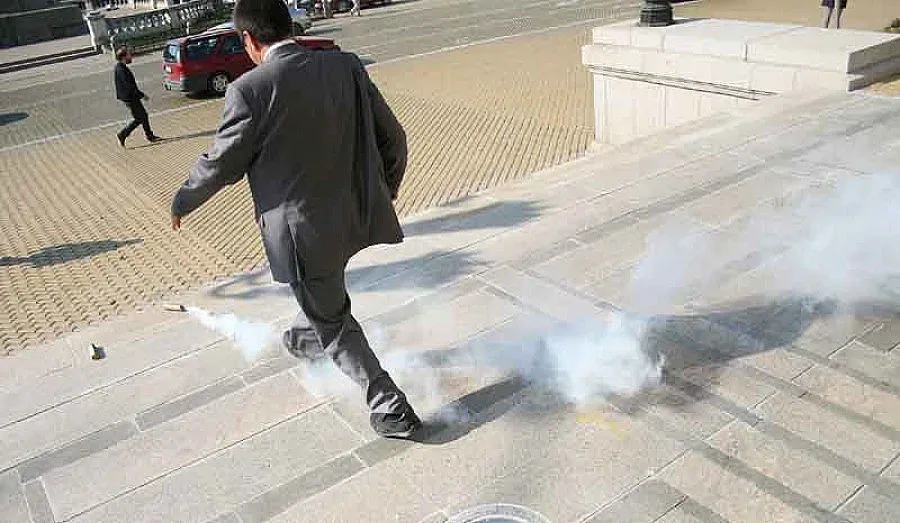 Хвърлиха димки в парламента