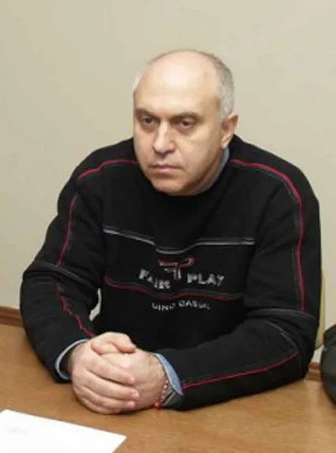 Доктор раздава ваксина срещу глас