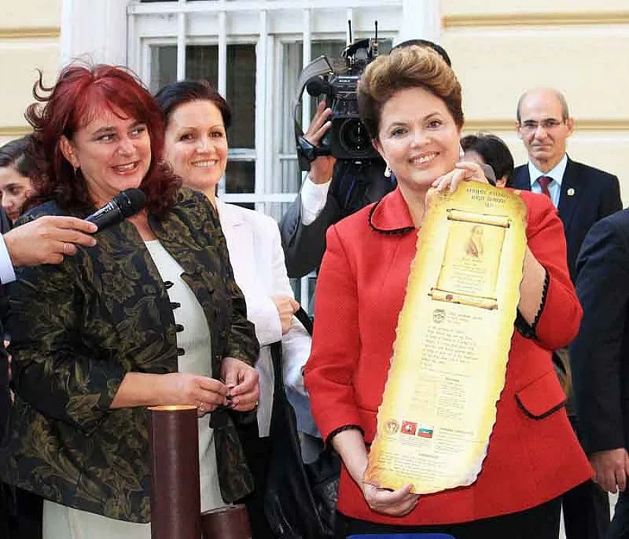 Тийнейджърки припадат от вълнение за Дилма