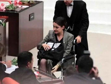 Разрешиха панталони на депутатките туркини