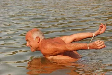 Вързан плувец счупи рекорд 