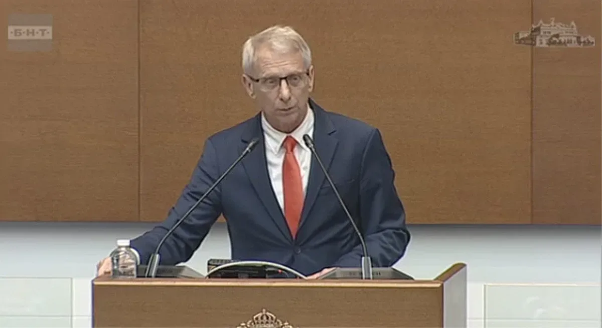 Николай Денков вбеси залата с опорки, Борисов напусна (ВИДЕО)