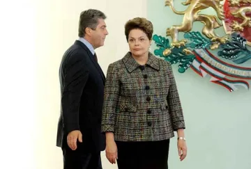 Дилма се гледа в огледалото на Лили Иванова