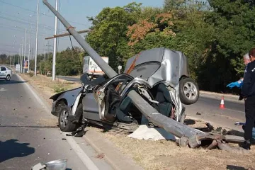 Майка погребва син на помена на баща му