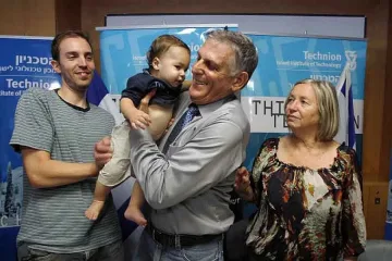 Израелец грабна Нобел за квазикристалите