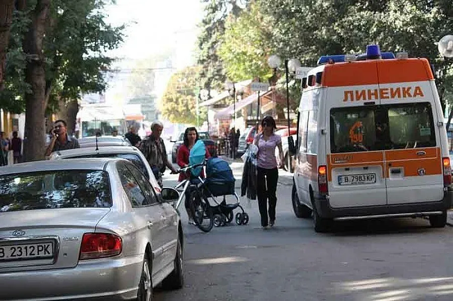 Пребиха млад мъж до училище