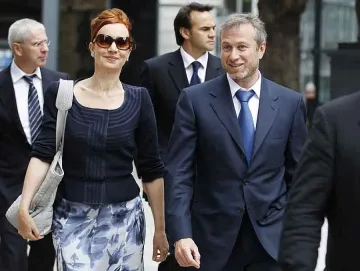 Фенове на "Челси" на нож с Абрамович