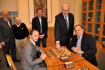 Топалов играе шах с ирландски министър