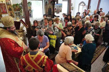 Ревизори влизат в църквата