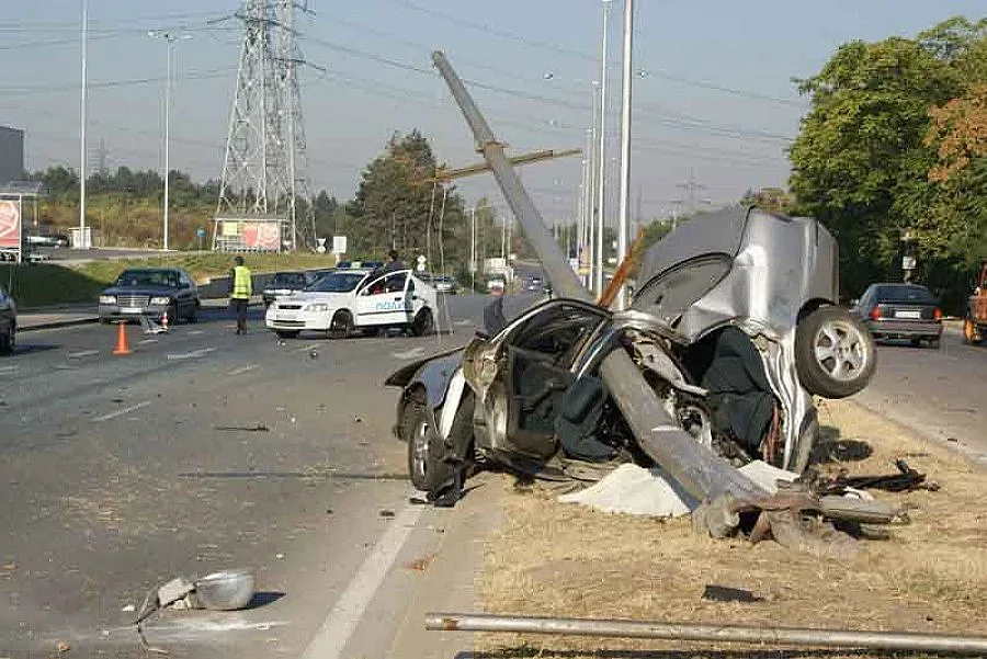 Ученици се блъснаха в дирек и загинаха 