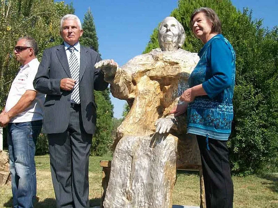 Сълзи, цветя и паметник за Ванга