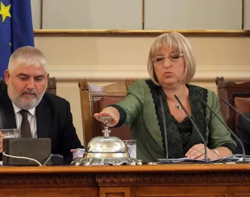 Ученици аплодираха Цачева в пленарна зала