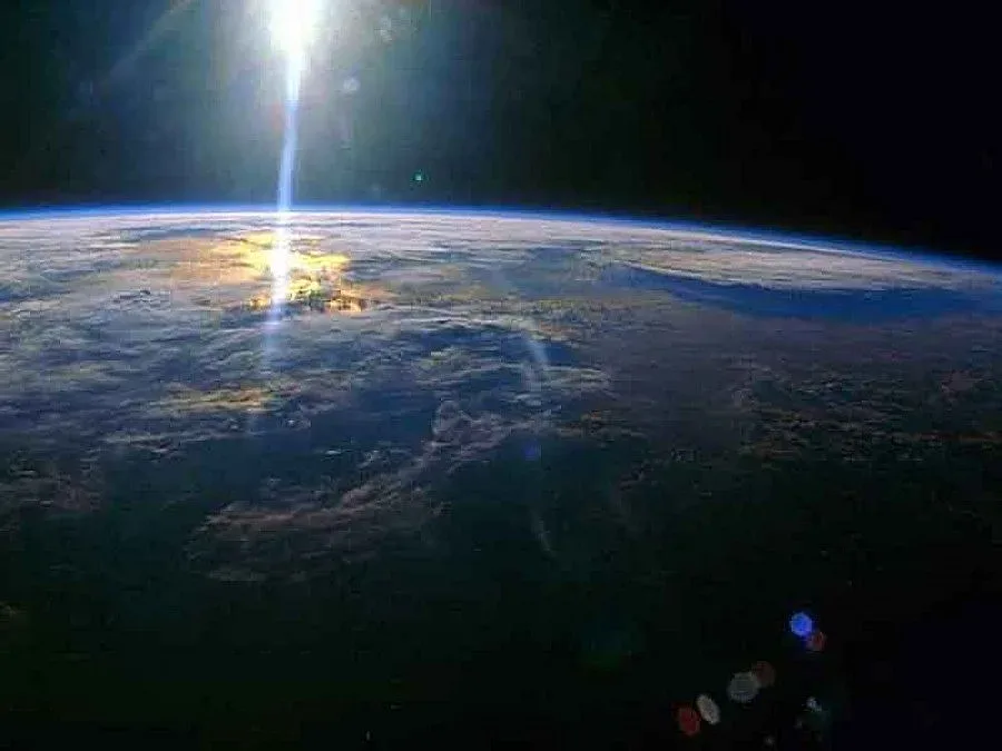 Огромна озонова дупка минала над Източна Европа